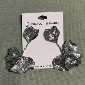 BNWT CHARLOTTE DANIEL SILVER PLATED FLORAL DROP STATEMENT POST BACK EARRINGS